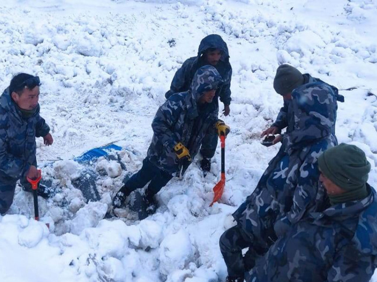 हिमपहिरोमा बेपत्ता भएकाको खोजी कार्य जारी, तीनजनाको शव आफन्तलाई बुझाइयो 